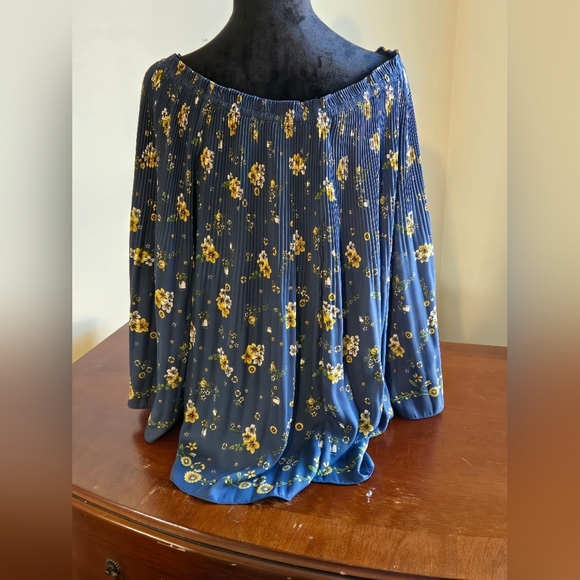🆕️Max Edition Size M Blue With Yellow Flowers Pleated Blouse Retails @ $98 - Picture 3 of 10